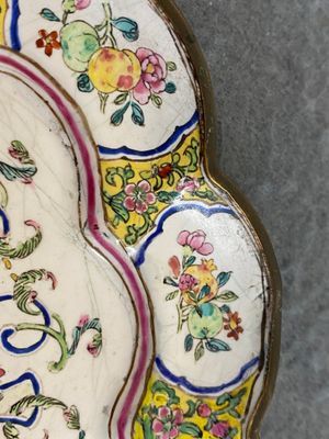 A lobed Chinese Canton enamel plate with a lady and two boys in a garden, Yongzheng — photo 10