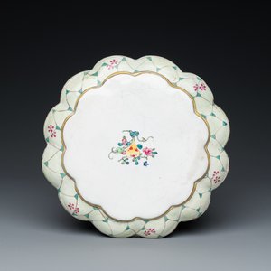 A lobed Chinese Canton enamel plate with a lady and two boys in a garden, Yongzheng — photo 2