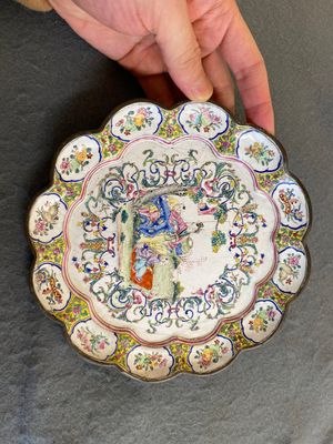 A lobed Chinese Canton enamel plate with a lady and two boys in a garden, Yongzheng — photo 1