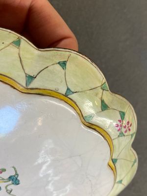A lobed Chinese Canton enamel plate with a lady and two boys in a garden, Yongzheng — photo 8
