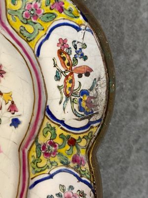 A lobed Chinese Canton enamel plate with a lady and two boys in a garden, Yongzheng — photo 9