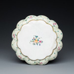 A lobed Chinese Canton enamel plate with a lady and two boys in a garden, Yongzheng — photo 2
