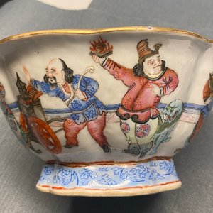 A lobed Chinese famille rose bowl, Tongzhi mark and of the period — photo 9