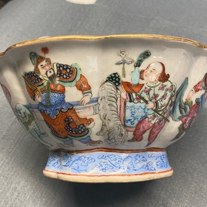 A lobed Chinese famille rose bowl, Tongzhi mark and of the period — photo 10