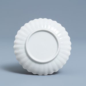 A lobed Chinese famille rose cup and saucer with floral design, Yongzheng — 照片 3