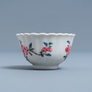 A lobed Chinese famille rose cup and saucer with floral design, Yongzheng — 照片 5