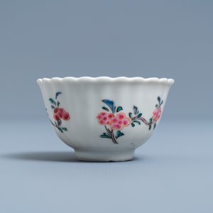A lobed Chinese famille rose cup and saucer with floral design, Yongzheng — 照片 7