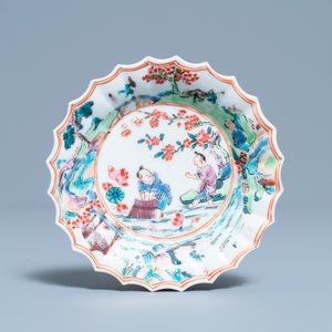 A lobed Chinese famille rose cup and saucer, Yongzheng — 照片 2