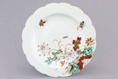 A lobed Chinese famille rose export porcelain plate, Qianlong, 18th C.