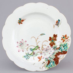 A lobed Chinese famille rose export porcelain plate, Qianlong, 18th C. — photo 1