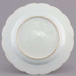 A lobed Chinese famille rose export porcelain plate, Qianlong, 18th C. — photo 2