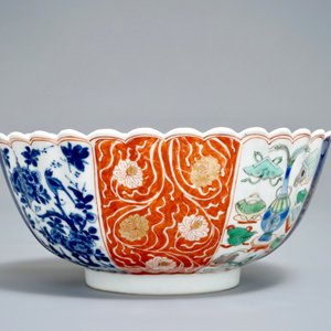 A lobed Chinese famille verte bowl with 'shells' design, Kangxi — photo 3