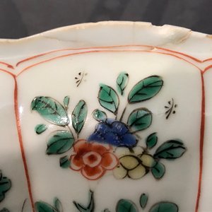 A lobed Chinese famille verte dish with a tiger, Kangxi — photo 3