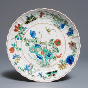 A lobed Chinese famille verte plate with insects, Kangxi — 照片 1
