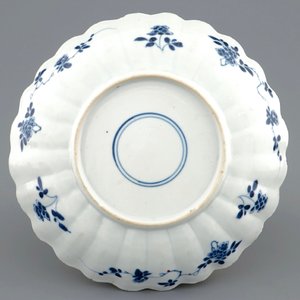 A lobed Chinese famille verte plate with shells among waves, Kangxi — photo 2