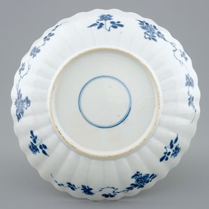 A lobed Chinese famille verte plate with shells among waves, Kangxi — photo 2