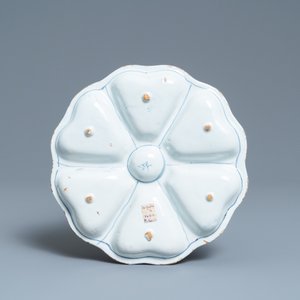 A lobed Dutch Delft blue and white spice dish with birds, late 17th C. — 照片 2