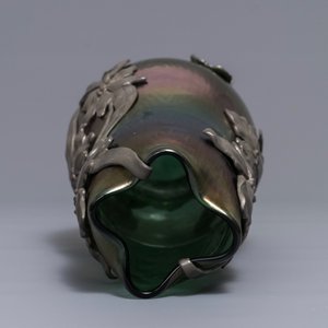 A Loetz Art Nouveau iridescent glass vase with Van Hauten pewter mount, 1st half 20th C. — 照片 6
