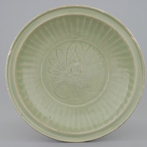 A Longquan celadon dish with incised lotus design, Ming Dynasty, 15th C. — 照片 1