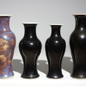 A lot of 3 Chinese mirror black and a flambe-glazed vase, 19/20th C. — photo 1