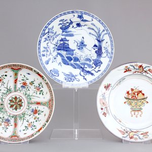 A lot of 3 Chinese porcelain plates: famille verte, blue and white and verte-imari, 18th C. — photo 1