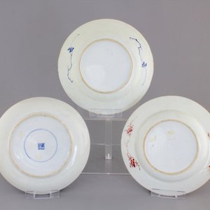 A lot of 3 Chinese porcelain plates: famille verte, blue and white and verte-imari, 18th C. — photo 2