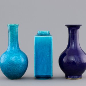 A lot of 3 monochrome turquoise and aubergine Chinese porcelain vases, 18/19th C. — foto 1