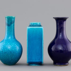 A lot of 3 monochrome turquoise and aubergine Chinese porcelain vases, 18/19th C. — foto 2