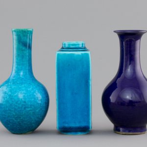 A lot of 3 monochrome turquoise and aubergine Chinese porcelain vases, 18/19th C. — foto 3