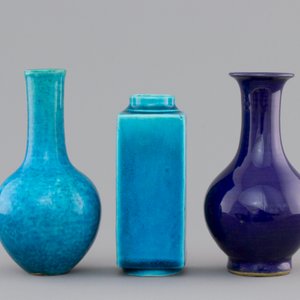 A lot of 3 monochrome turquoise and aubergine Chinese porcelain vases, 18/19th C. — foto 4