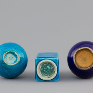 A lot of 3 monochrome turquoise and aubergine Chinese porcelain vases, 18/19th C. — foto 5