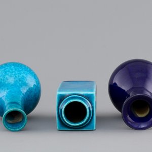 A lot of 3 monochrome turquoise and aubergine Chinese porcelain vases, 18/19th C. — foto 6