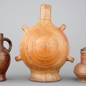A lot of 3 saltglazed stoneware jugs incl. a Raeren pilgrim's flask or gourd, 17th and 19th C. — photo 1