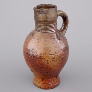 A lot of 3 saltglazed stoneware jugs incl. a Raeren pilgrim's flask or gourd, 17th and 19th C. — photo 2