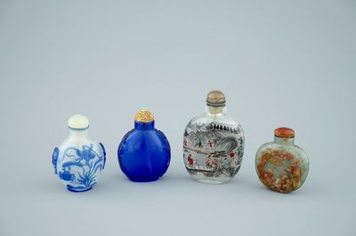 A lot of 4 Chinese snuff bottles in glass and jade, 18/20th C.