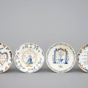 A lot of 4 polychrome Dutch Delft plates incl. a royal portrait plate, 18th C. — 照片 1