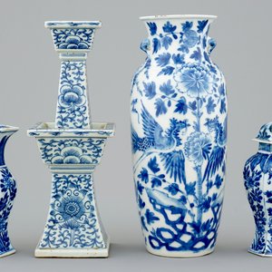 A lot of 4 various Chinese blue and white vases, 18/19th C. — photo 1