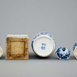 A lot of 4 various Chinese blue and white vases, 18/19th C. — photo 6