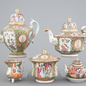 A lot of 5 Chinese Canton rose medallion armorial teapots, jugs and a bowl, 19th C. — photo 1
