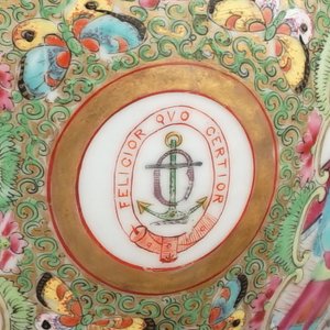 A lot of 5 Chinese Canton rose medallion armorial teapots, jugs and a bowl, 19th C. — photo 2
