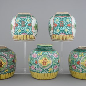 A lot of 5 Chinese famille rose ginger jars, 19th C. — photo 2
