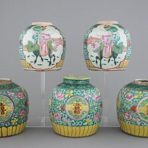 A lot of 5 Chinese famille rose ginger jars, 19th C. — photo 3