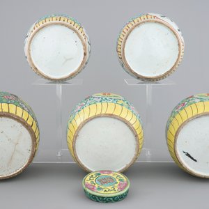 A lot of 5 Chinese famille rose ginger jars, 19th C. — photo 6