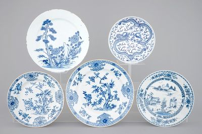 A lot of 5 large blue and white Chinese porcelain dishes, 18th C.