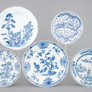 A lot of 5 large blue and white Chinese porcelain dishes, 18th C. — foto 1