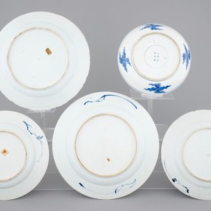 A lot of 5 large blue and white Chinese porcelain dishes, 18th C. — foto 2