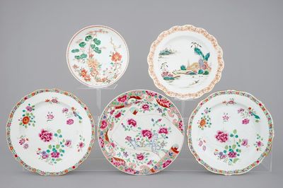 A lot of 5 large Chinese famille rose export porcelain plates, Qianlong, 18th C.