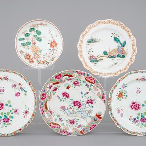 A lot of 5 large Chinese famille rose export porcelain plates, Qianlong, 18th C. — photo 1
