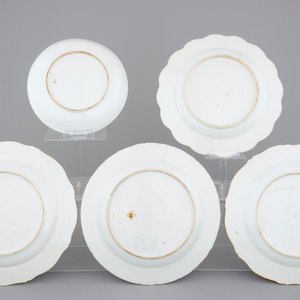 A lot of 5 large Chinese famille rose export porcelain plates, Qianlong, 18th C. — photo 2