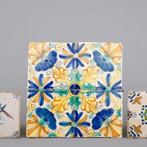 A lot of 6 Spanish and Dutch Delft polychrome tiles, 17th C. — 照片 1